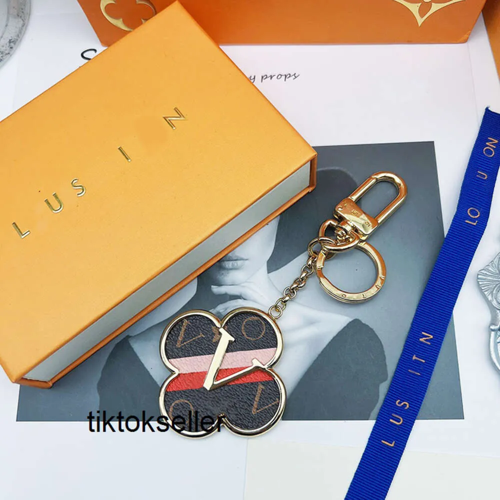 Porte-clés longes pour porte-clés de créateur femmes en cuir doré tournesol porte-clés correspondant pendentif de voiture en métal mode personnalisé créatif