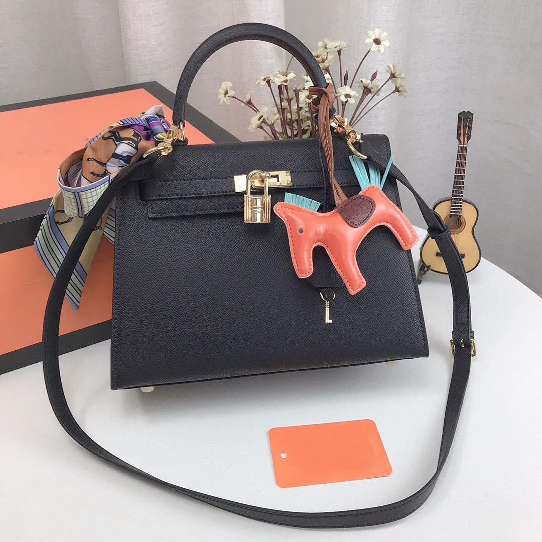 新しいデザイナーの女性のショルダーバッグカウハイドパームプリントコンソウラハンドバッグ財布ソフトレザーハンドバッグロックとギフトボックス付きポニーペンダント