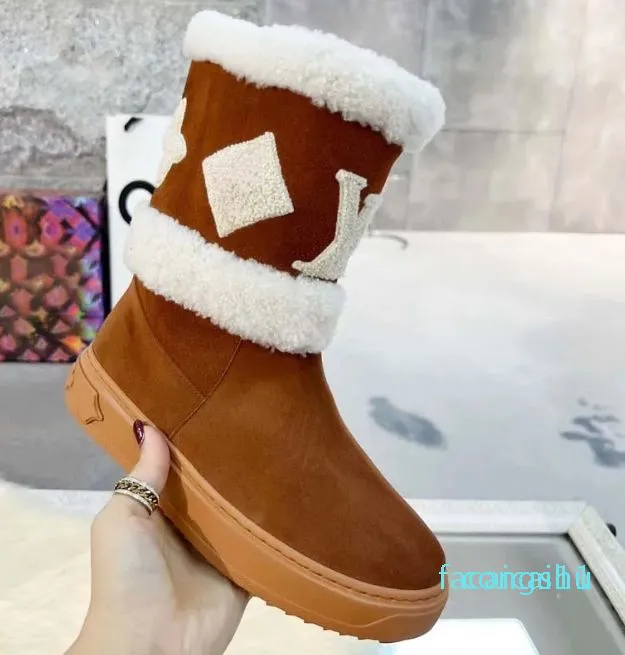 Botas de nieve cómodas con letras inferiores gruesas de gamuza de bajo volumen y botas cortas de felpa