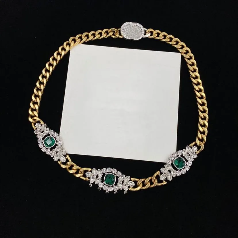 Full Diamond Emerald Neckor Designer Letter Pendant Halsband Högkvalitativ dubbel Alfabetet Rhinestone Metal Chain Palace Style J299O