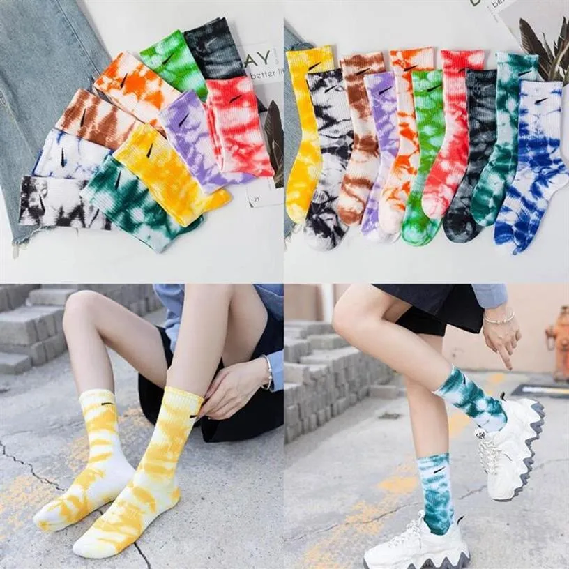 12 couleurs Designer Tie Dye Bas Accessoires Garder au chaud Style de rue Chaussettes longues en coton imprimé pour hommes Femmes Chaussette haute Wit324N