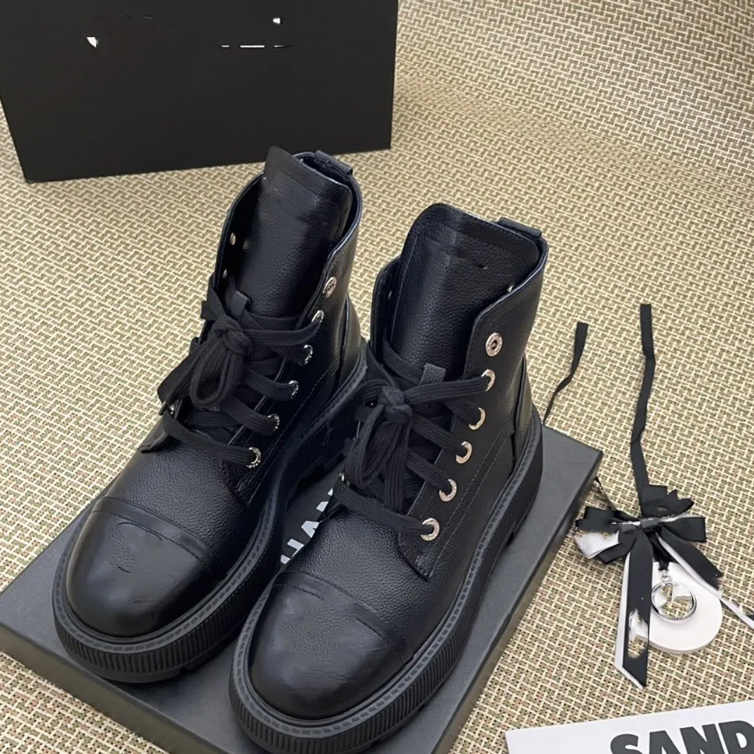 laarzen Metalen gesp CHANNEL decoratie Platte Desert Boot Leren enkellaarsjes zwart wit dame dames Combat laars Luxe Designer kledingschoenen Merk