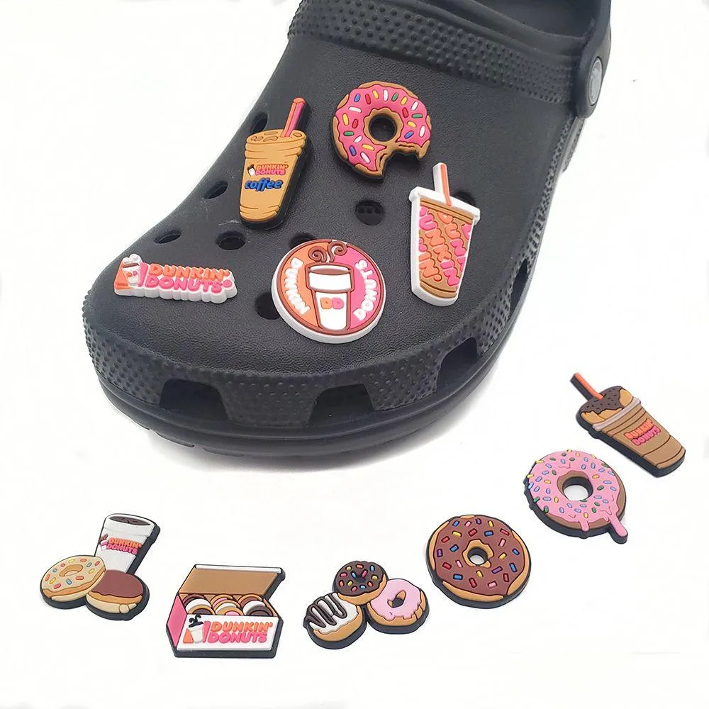 Ciondoli Parti di scarpe Accessori 1 pezzo Cartoon Dunkin Donuts Ciondoli Cibo Bevande Fai da te per zoccoli Sandali da giardino Decorazione Bambini X Mas Regali De Dhlxd