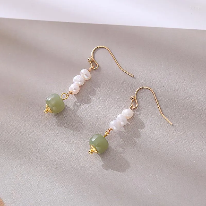 Pendientes colgantes Minar Estilo chino Jade verde Piedra natural Perla de agua dulce Gota larga para mujer Pendiente de borla de latón chapado en oro de 14 quilates