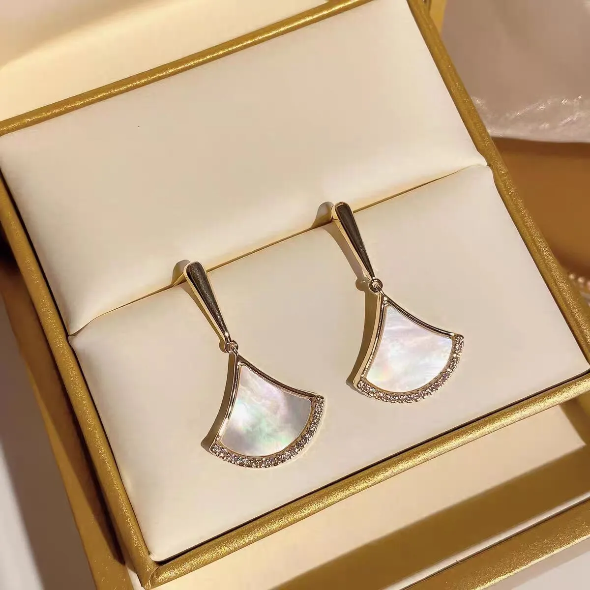 VAN 18K placcato oro orecchini gioielli classici bianco madreperla perno per donne uomini fidanzate festa di nozze di lusso regali di Natale