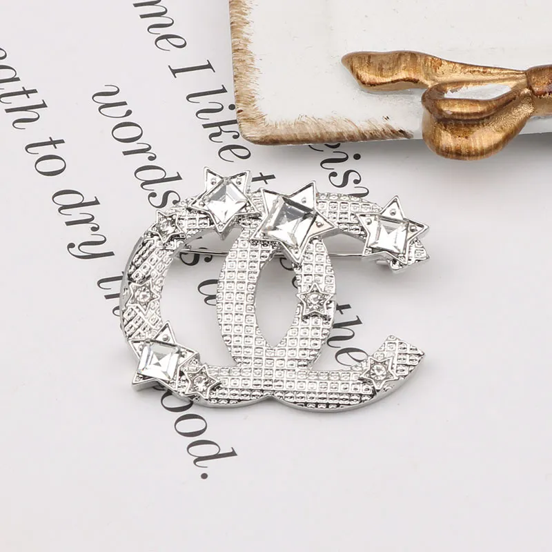 Gros Marque Designer Lettres Broches Broche Mode Célèbre Double Lettre Gland Perle De Luxe Couples Individualité Strass Costume Broche Bijoux Accessoires