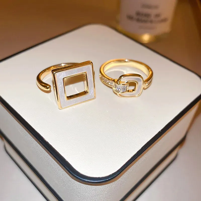 Наборы свадебных украшений 2023, корейское полое геометрическое квадратное кольцо с изысканным темпераментом, модные простые женские 231009