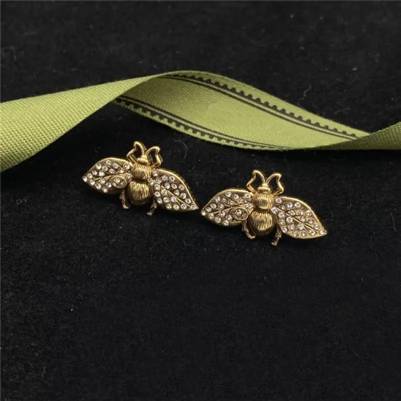 Pendientes con dijes de diamantes de abeja Vintage, tachuelas de diseñador con letras de Metal, diseño de personalidad para mujer, aretes de abejas 315r