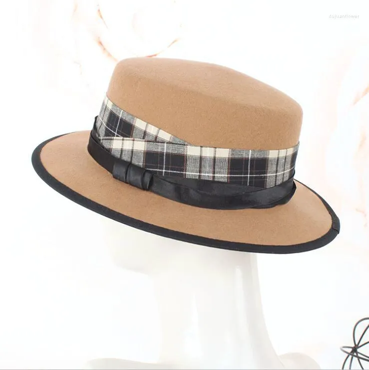 Bérets laine de haute qualité chapeaux fedora pour les femmes vérifie le ruban hiver chapeau confortable cool belles différentes couleurs