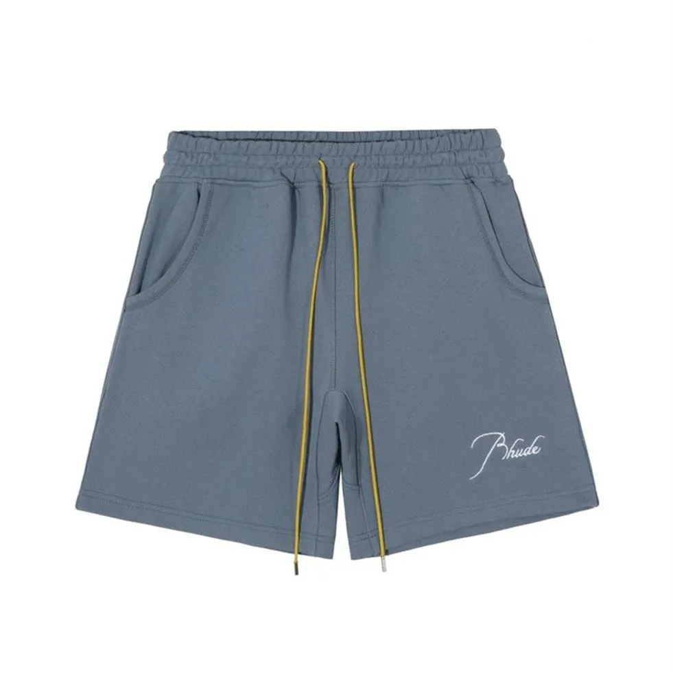 Premium-Rhude-Shorts mit gesticktem RH-Signaturschriftzug auf der Vorderseite, zwei Seitentaschen und einer individuellen Chevron-Rückentasche (193 m).