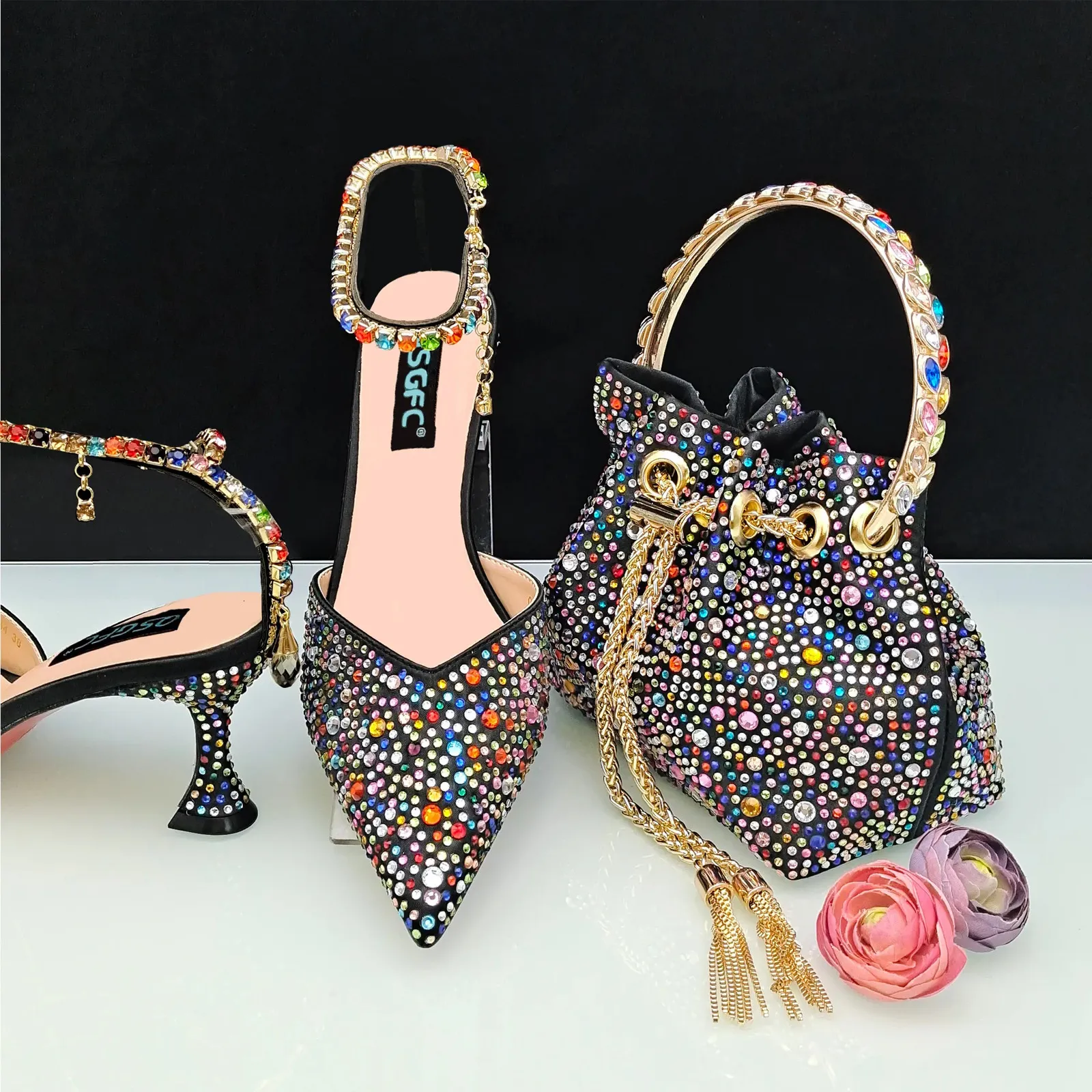 Chaussures habillées QSGFC Design italien chaussures pointues de luxe pour femmes et ensemble de sacs plein diamant décoration chaussures de fermeture en métal pour la fête 231009