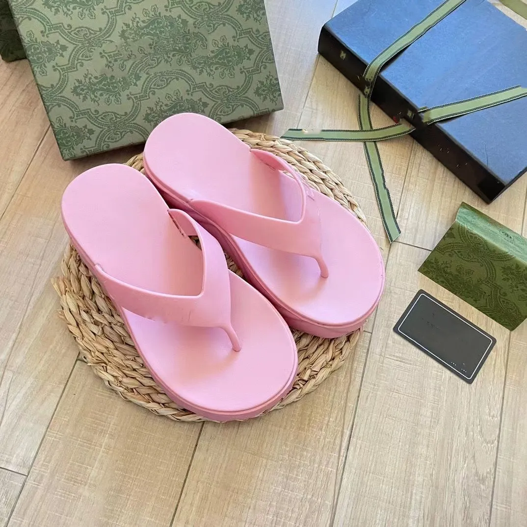 Designer kvinnors mid-heel tofflor thong plattformsplattform sandaler rosa gummi casual toffel sommar lyx mode damer pool strand utomhus platt flip flops 01
