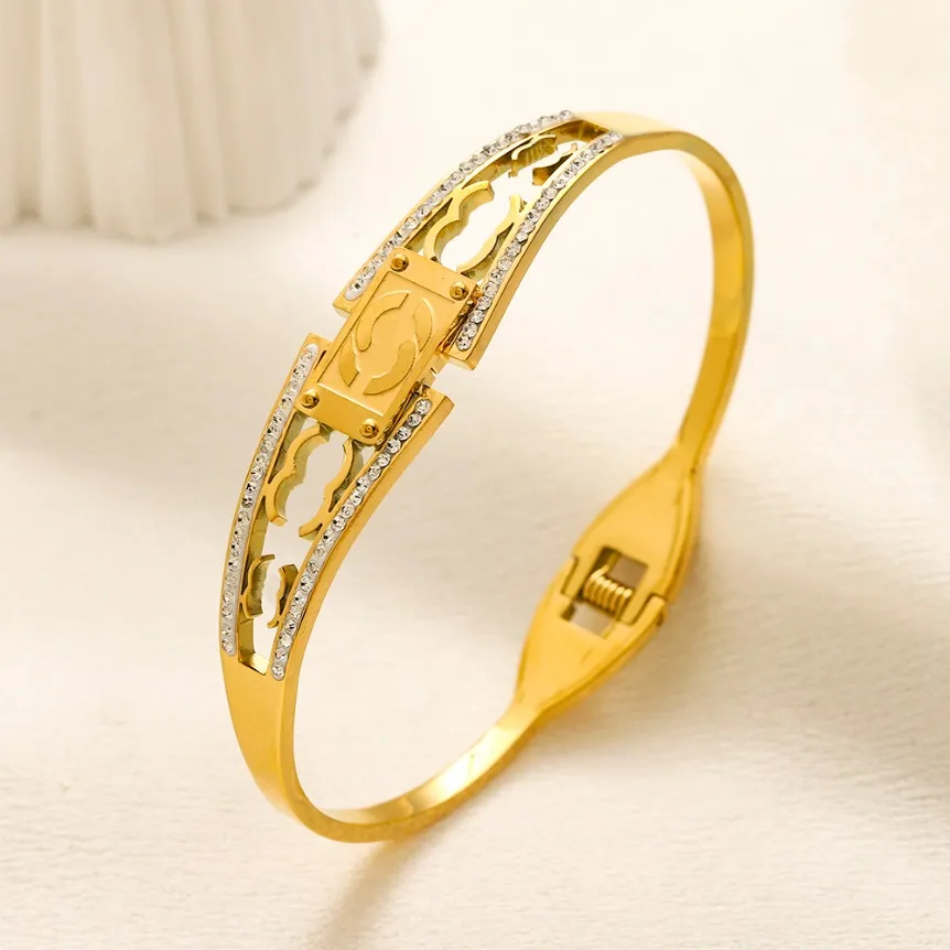 Designer smycken lyxarmband armband armband gåva ny 18k guld pläterad rostfritt stål armband dubbel bokstav charm handled prydnader fjäder-ring-spolar vattentät