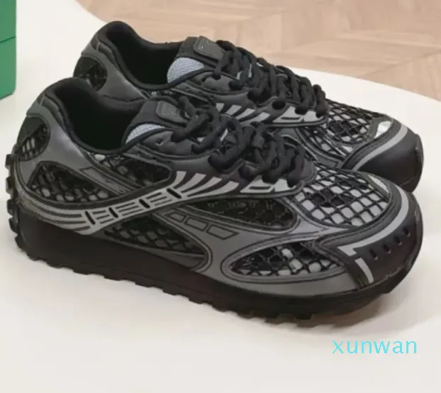 Chaussures de sport épaisses de haute qualité Chaussures pour femmes Marque Mesh Perméabilité aux gaz Cuir Casual Hommes Designers Lignes de course Usine pour hommes sulfure avec boîte à chaussures larg