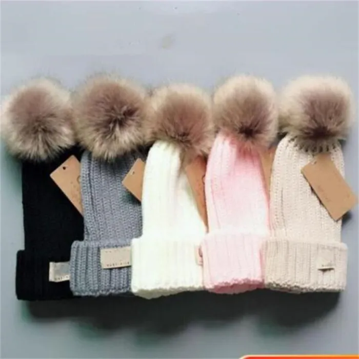 Designer Enfants Chapeaux Tricotés Hiver Pompon Bonnets Garçons Filles Pom Skull Caps Bonnet Trendy Étiquette Crochet Chapeau Tricot Bonnet Chaud Oreille Muff