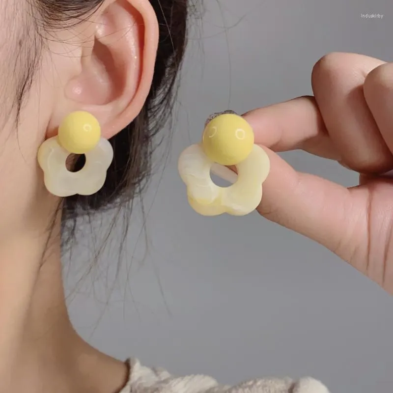 dangle earringsシンプルでファッショナブルな黄色い花のための女性センシリーズの幾何学的なデザインセンスイヤリング