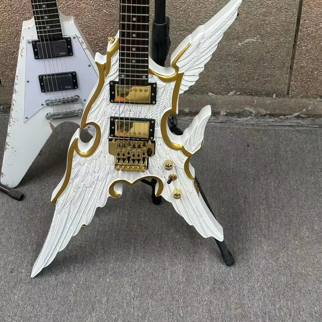Oyulmuş melek kanatları 6 telli bölünmüş elektro gitar beyaz gövdesi altın jantlı