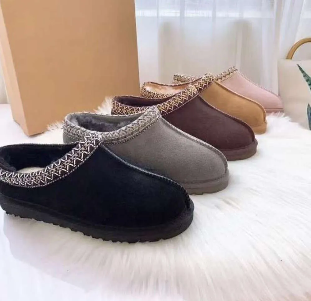 2023 Kvinnor Ultra Mini Snow Boots Slipper U F22 Vinter Ny Populära ankel Sheepskin Fur Plush Keep Warm With Card Dust -Bag Gifts Antilope Reindeer Uggsity Slippers 528ES