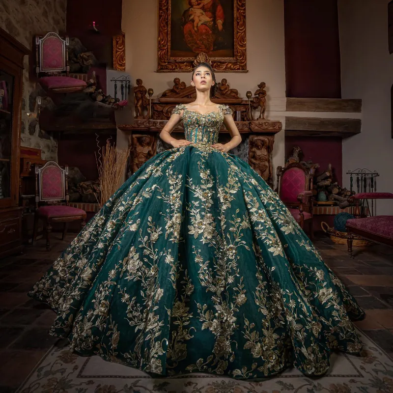 Emerald Yeşil Parlak Boncuklu Balo Elbise Quinceanera Elbiseler Altın Aplike Boncuklar Tatlı 16 Elbise Pageant Gowns Vestidos De 15 Anos