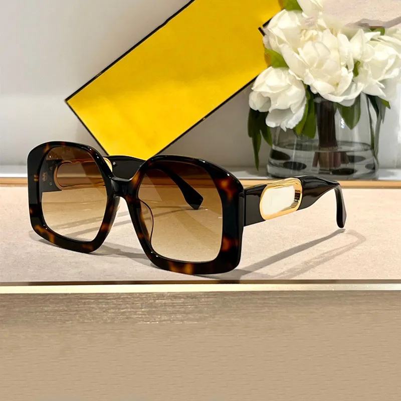 Дизайнерские мужские и женские солнцезащитные очки Lunettes de Soleil в большой оправе с полыми штанинами и неправильной оправой с логотипом для отдыха и пляжной вечеринки с градиентом, доступны в оригинальной коробке 40048U