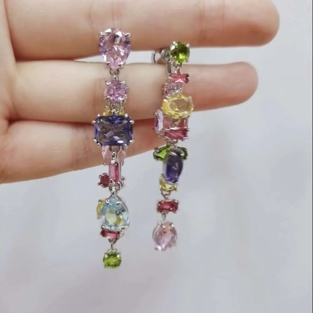 Boucles d'oreilles Swarovskis Bijoux de créateur de qualité originale, boucles d'oreilles asymétriques légères et colorées pour femmes, éléments en cristal, boucles d'oreilles bonbons colorées