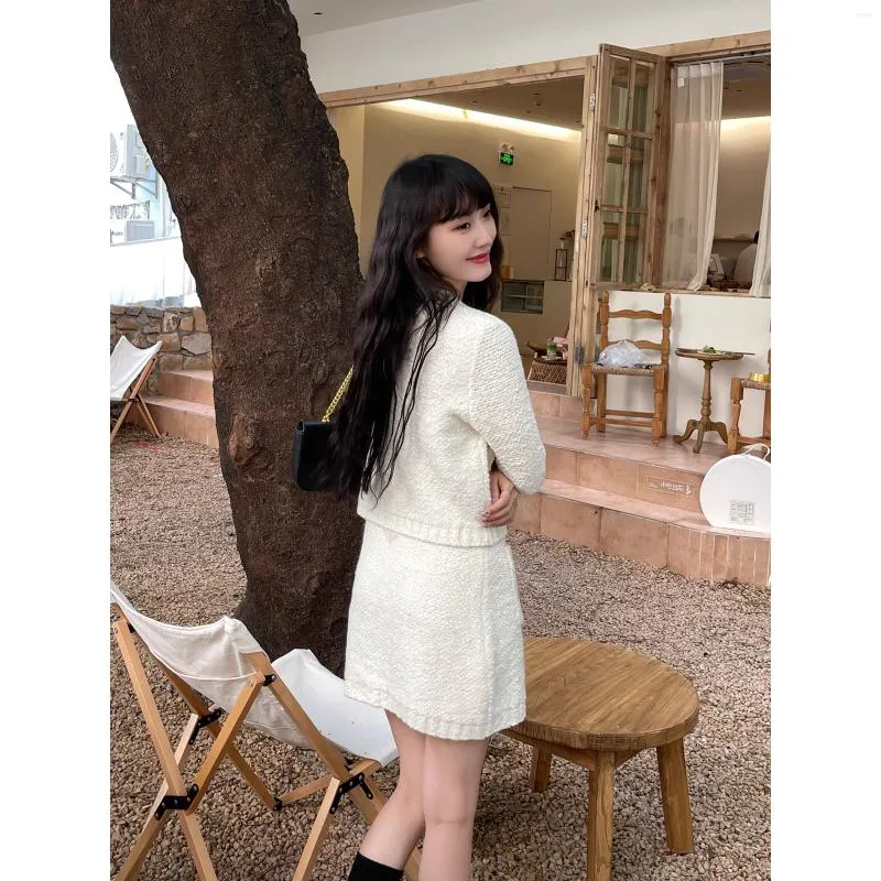 Kvinnors stickor 2023 Tidig Autumn Style Celebrity High Grade Feel Small doftande vindpälsloop Mini Half kjol Tröja Cardigan Coat Design