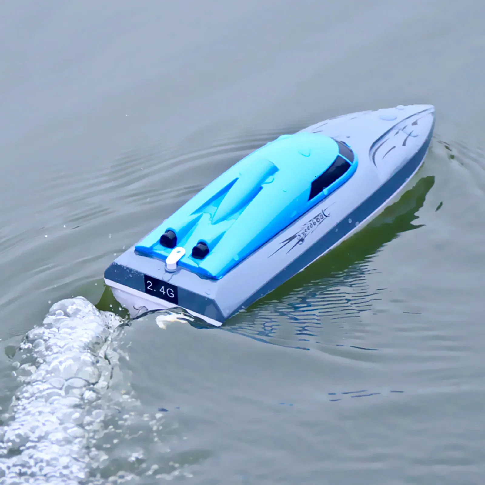 Modello di nave da corsa ad alta velocità ricaricabile per barche RC elettriche da 24 GHz Giocattoli Barca RC impermeabile da 20 kmh 231010