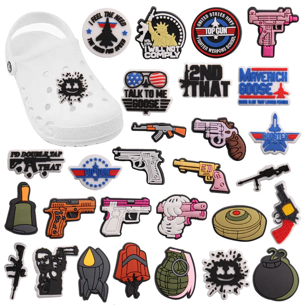 Partihandel 100st PVC Gun United States Hämtar prata med mig trädgårdssko spänne dekorationer för barn charms knapptäppa ryggsäck ornament tillbehör