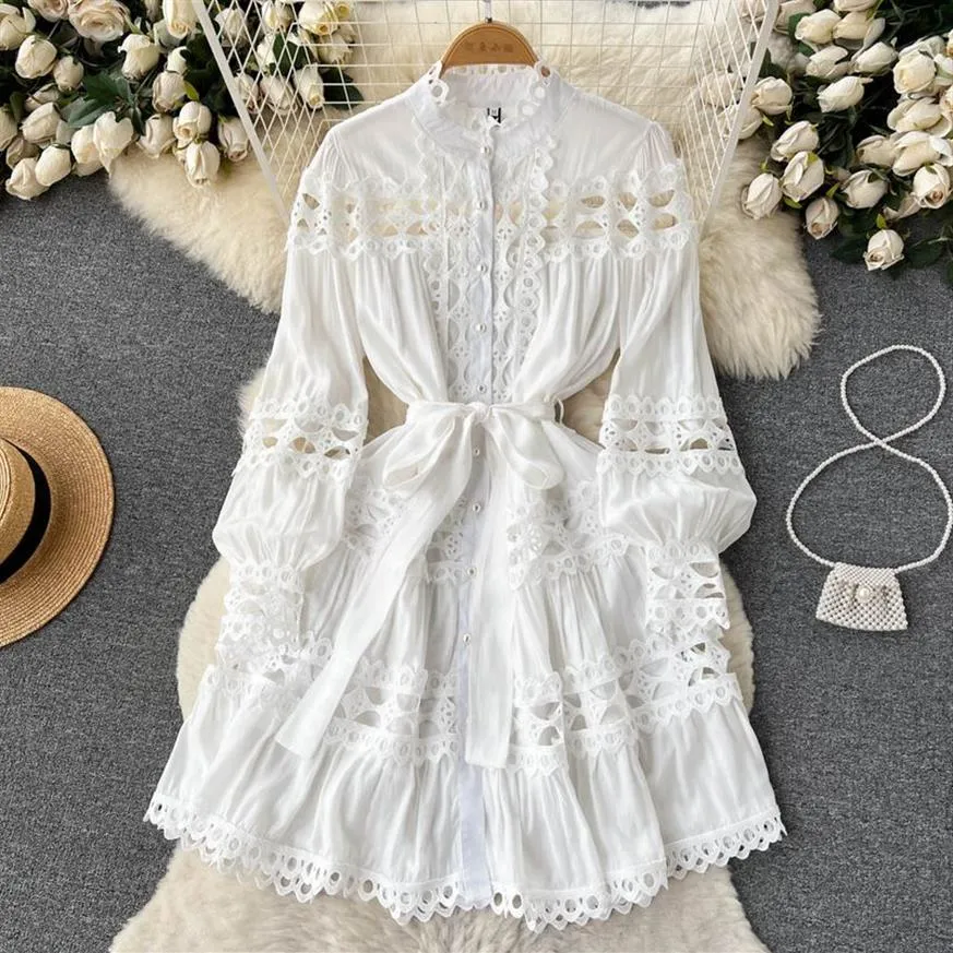 2023 Robes décontractées Printemps Eté Blanc Mini Robe Femme Stand Longue Lanterne Manches Magnifique Fleur Broderie Creux Out La209v