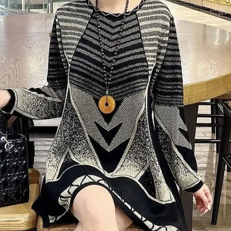 Kvinnors tröjor Casual Geometric Fashion Bright Silk Autumn Winter Long Sleeve Female Clothing Round Neck Korean Midi Stickade Jumpers