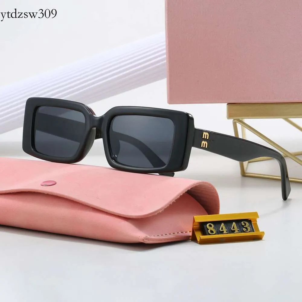 Utländska nya solglasögon Box Mäns och kvinnors gatafoto solglasögon klassiska resemodeglasögon 8443