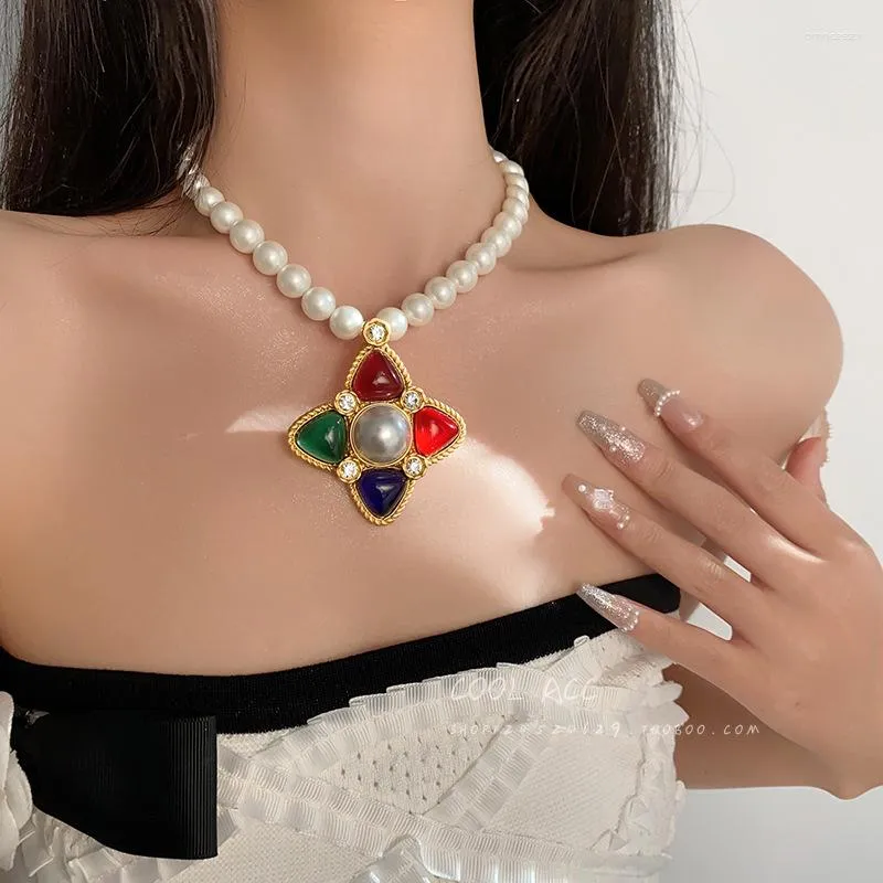 Anhänger-Halsketten, modische barocke Perlenkette im Gerichtsstil, zarte und elegante bunte Dreieck-Strass-Party-Accessoires für Damen
