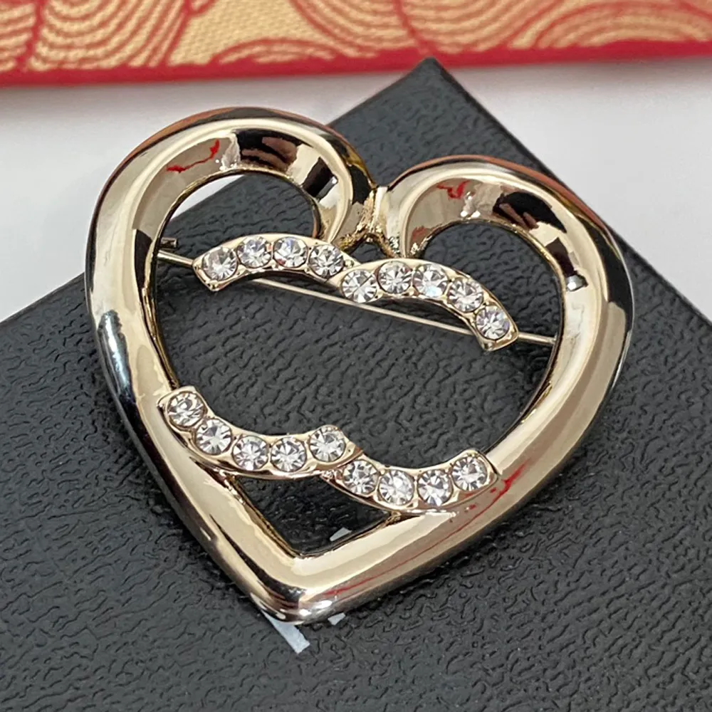 Födelsedagspresent hjärta brosches designer märke bokstav brosch stift hög kvalitet 18k guldpläterad silverpläterad diamant pärla klassiker bröllopsklänning stift smycken