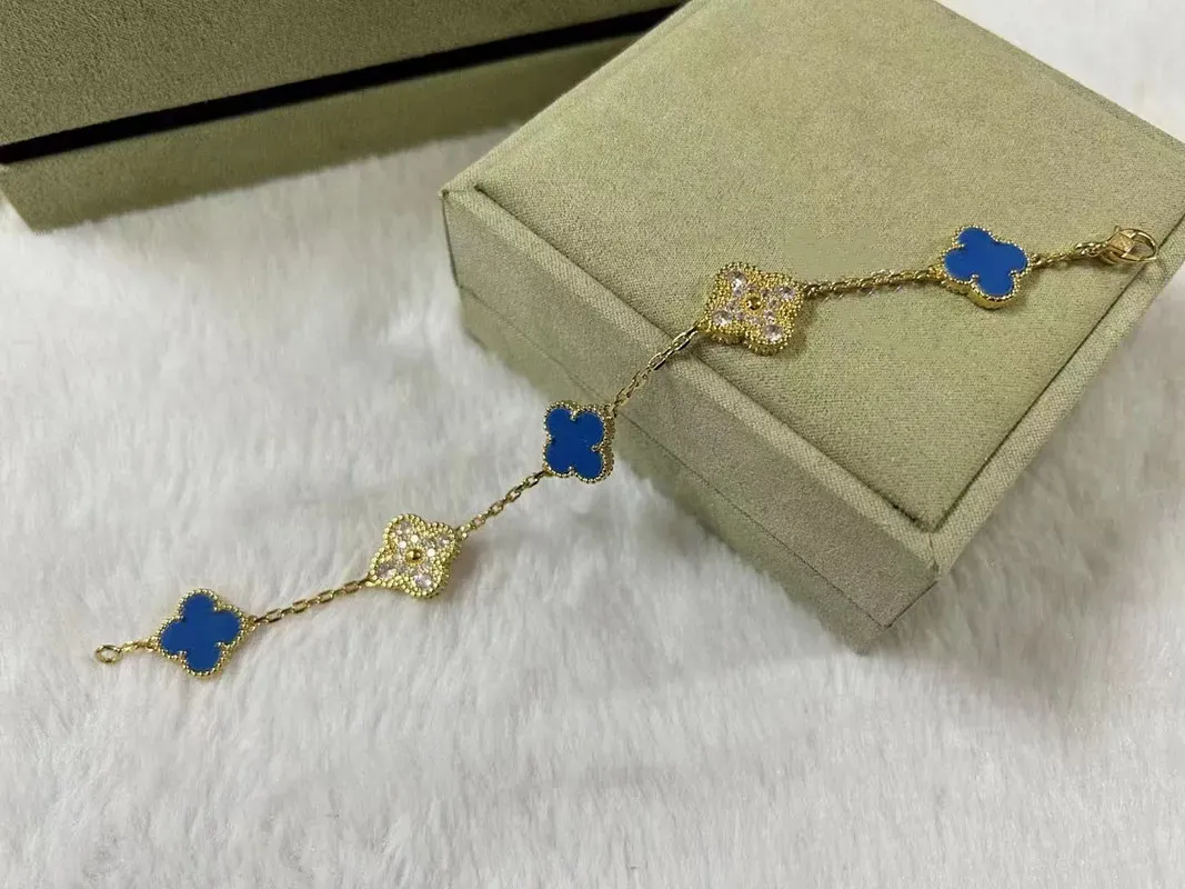 Luxury V Brand Clover Designer Charm Armband för kvinnor 18K guld vit röd blå mor till pärla 4 blad lysande kristall diamant 2024