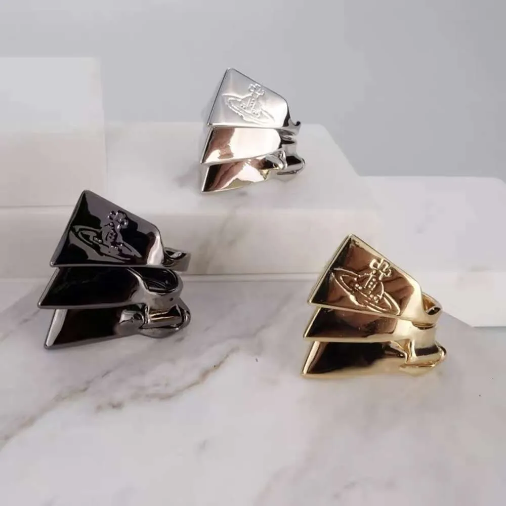 L'anello per armatura a tre sezioni del designer Viviene Westwood, l'imperatrice vedova, può aprire l'anello per armatura alla moda in stile punk di Saturno in vecchio nero e argento a tre colori, alta edizione