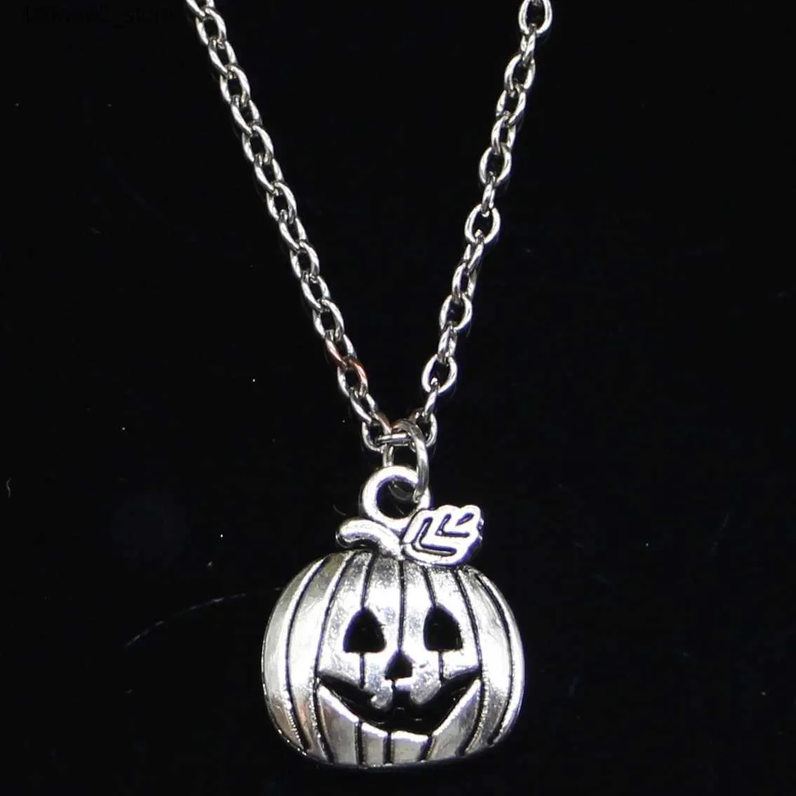 Autres accessoires de mode 20pcs Nouveau collier de mode 18x15 mm Pumpkin Jack Lantern Halloween Pendants courts longs femmes hommes colorions bijoux de boucons Q231011