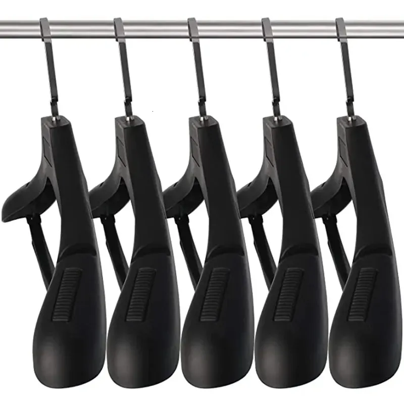 Cabides Racks 10pcs Cabides Amplos Terno Ombros Entalhados Ganchos Giratórios Cabide Racks Antiderrapantes Homens Roupas Display Hanger Organizador 231007