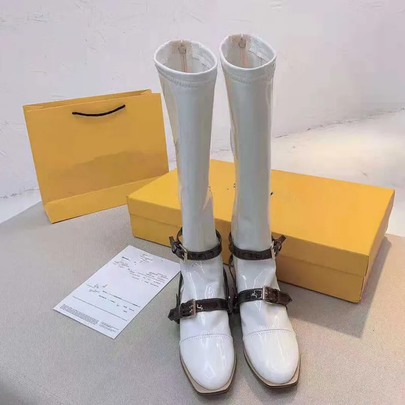 2023高品質のデザイナーレディースライディングブーツ新しい明るい革ジッパー膝の長さブーツベルトバックル気質クラシック女性靴
