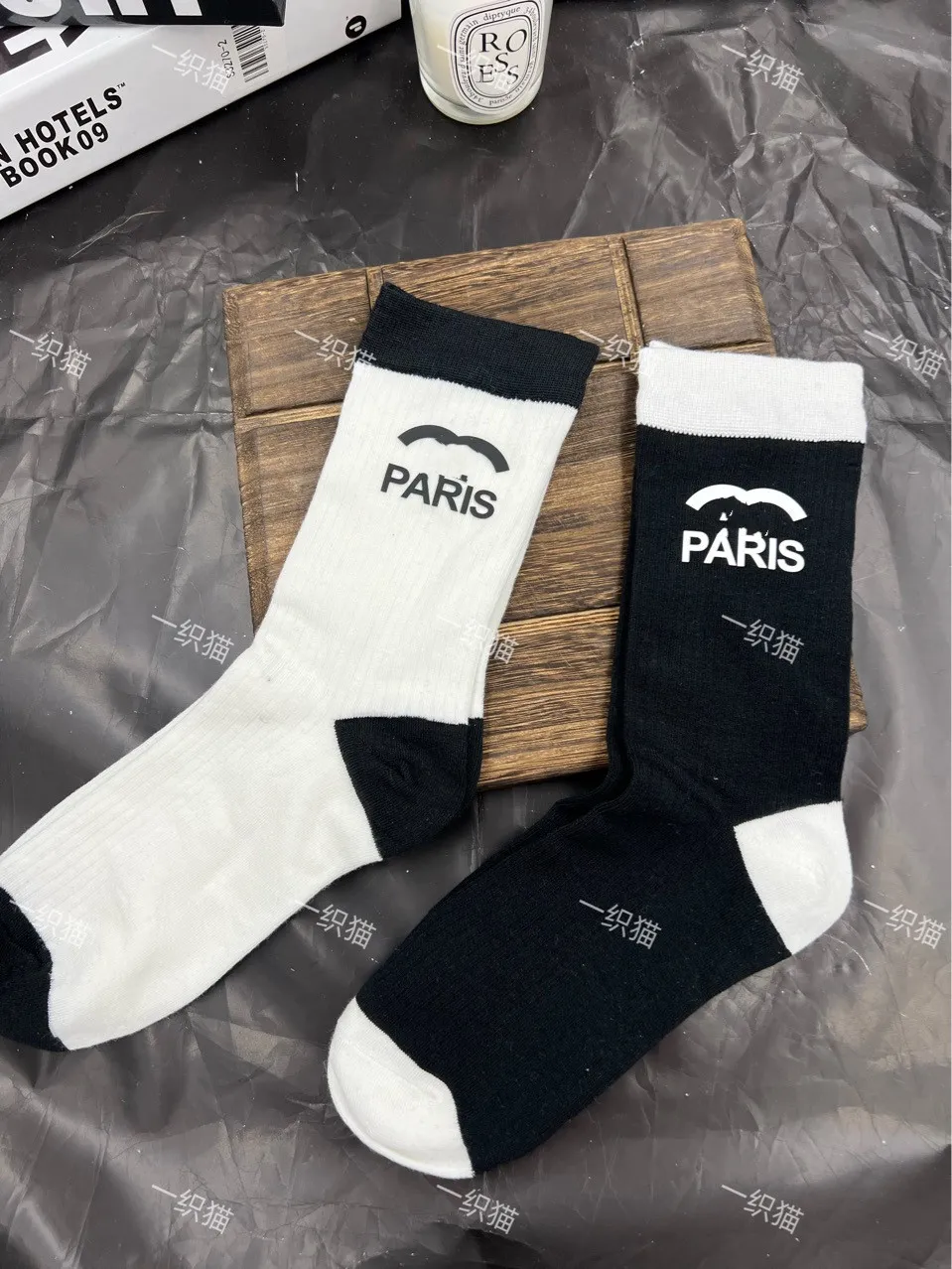 Chaussettes d'été pour femmes, nouveaux produits européens, lettres estampées à chaud, personnalisées, longueur mi-mollet, silhouette haut de gamme, chaussettes tendance, chaussettes amples assorties avec tout