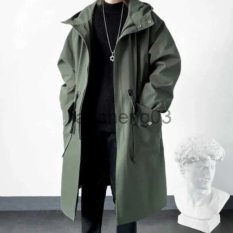 Trench da uomo Primavera Autunno Verde militare Giacca a vento Moda Uomo di media lunghezza Casual Cappotto con cappuccio Uomo Quotidiano High Street Cappotto Abbigliamento maschile J231012