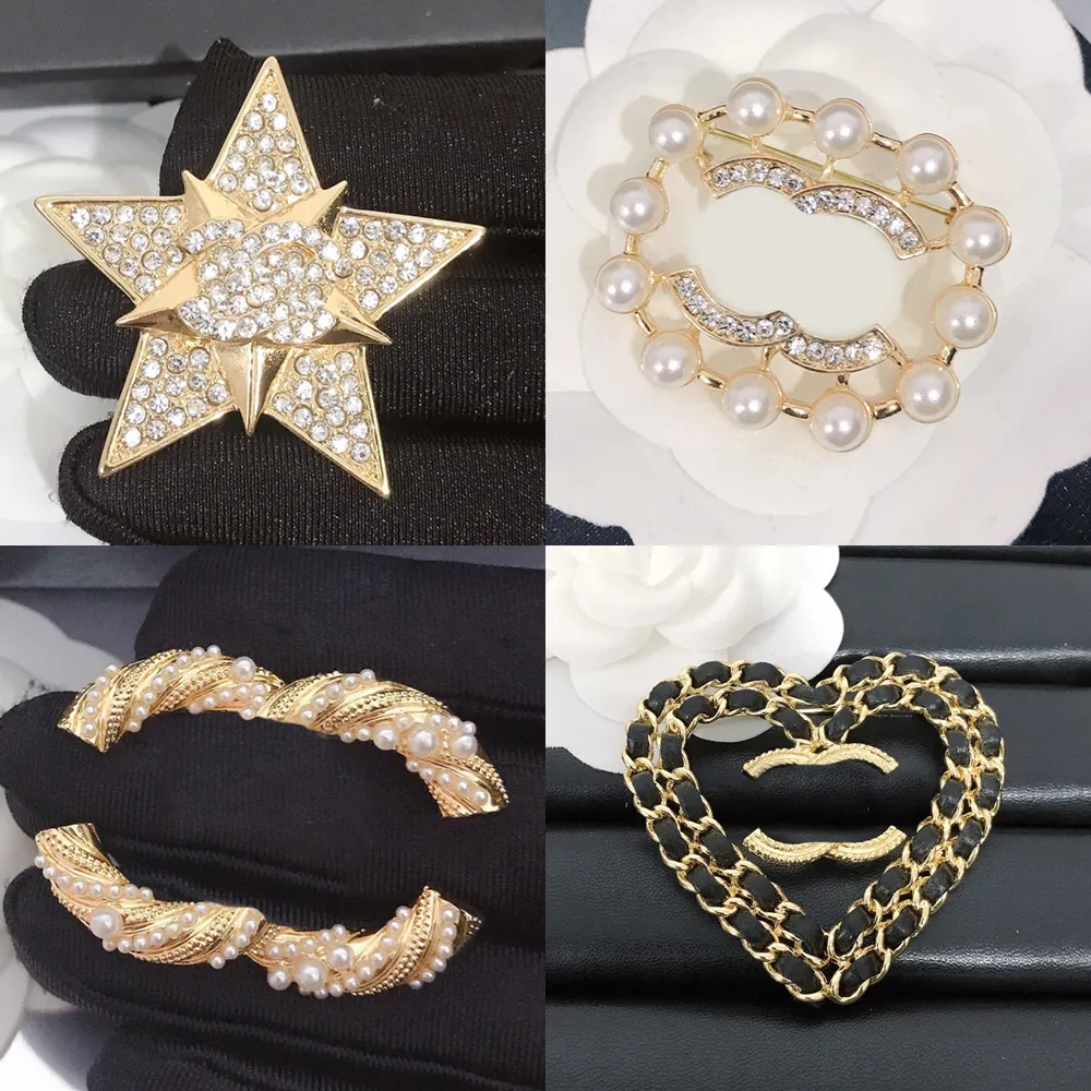 Le donne amano le spille con francobolli Ragazza romantica placcata in oro Spilla con perle di cristallo Sier Spilla di design squisito per la festa di nozze
