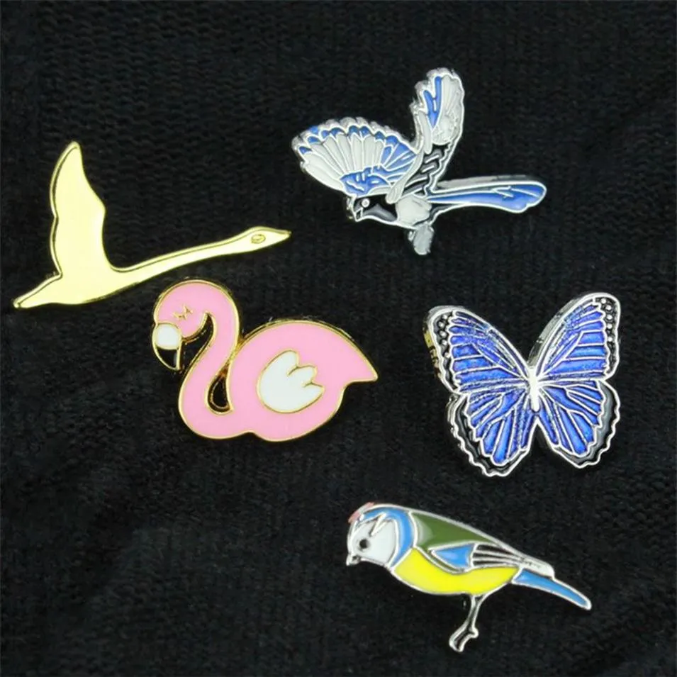 Avrupa Alaşım Kelebek Vinç Magpie Kuş Brooch Karikatür Unisex Metal Hayvan Korsage Pin Flamingo Hayvanlar Sırt Çantası Şapkalı Ceket 313y