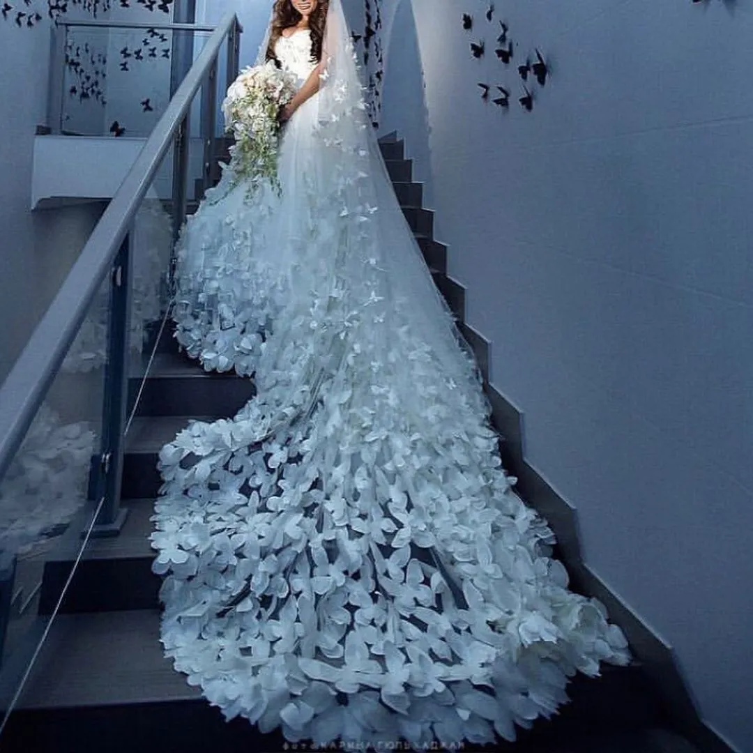 Elegant Wedding Veils: Ivory White Lace Cathedral Veil with  display picture 3