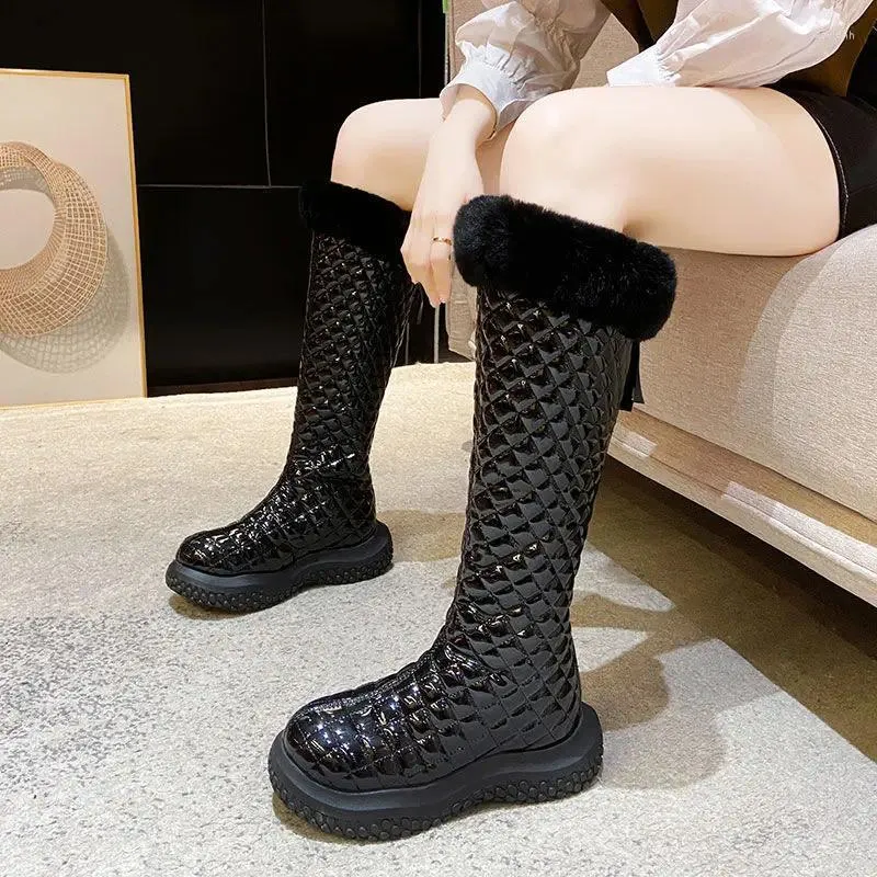 Botas Marca Inverno Quente Neve Mulheres Moda PU Couro Pele De Pelúcia Sapatos Flat Saltos Joelho Alto Preto Branco Senhoras