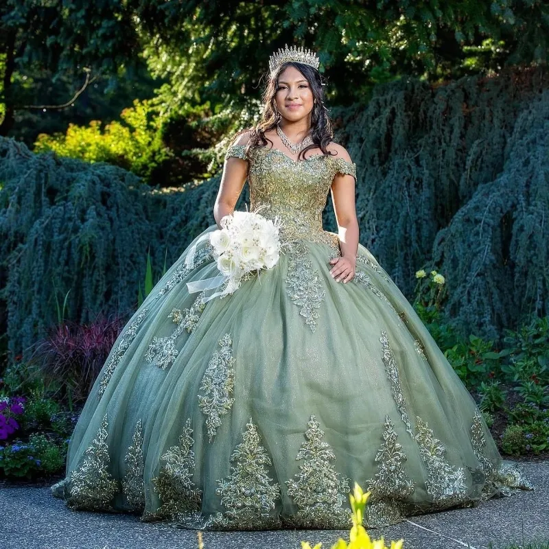 Abiti Quinceanera di lusso verde salvia con paillettes a cuore Abiti da 15 anos con spalle scoperte Applique in pizzo che borda l'abito formale da principessa