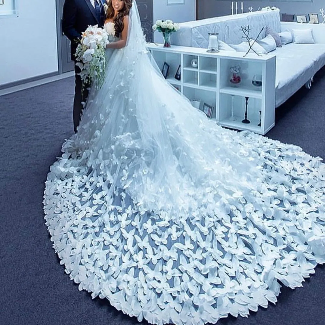 Elegant Wedding Veils: Ivory White Lace Cathedral Veil with  display picture 1