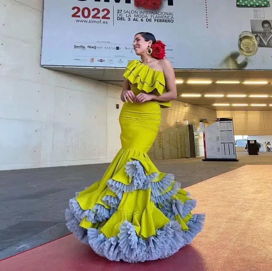 Abiti da ballo di flamenco con sirena monospalla in raso giallo 2024 Gonna a strati con volant Ballando Spagna Abito da sera con tromba