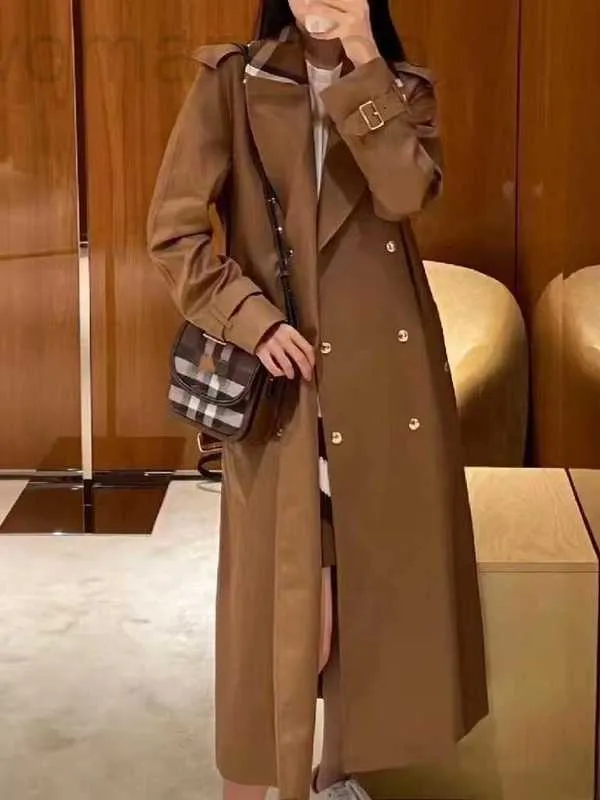 Trench da donna Designer Prodotto europeo 2023 Inizio autunno Nuovo stile Temperamento Colletto scozzese sottile Decorazione Caffè lungo 38NQ