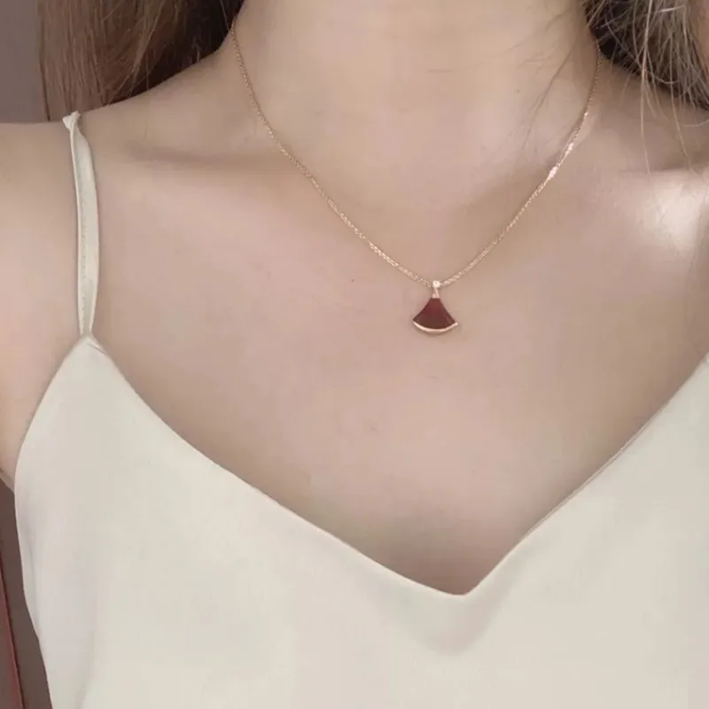 Fashion Luxury Women Gold Necklace Classic Simple Fan-shaped Red Agate with Diamond Inlay Design Charm Noble Designer Exquisite Compact Lady Jewelry Pendant