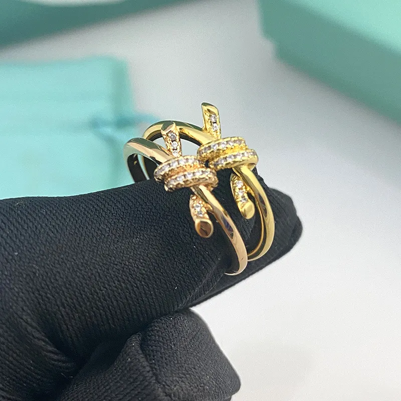 Designer ring män och kvinnor ringer mode klassisk stil med diamanter gåvor för engagemang